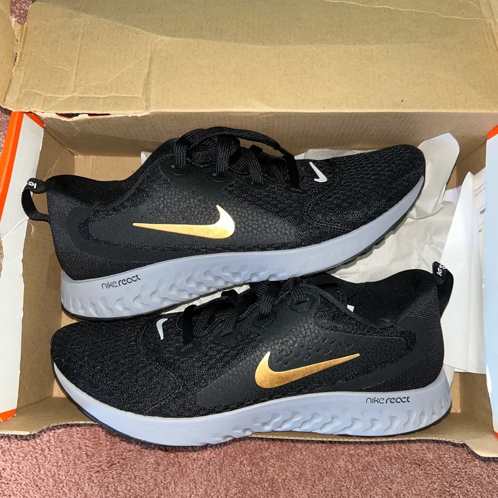 WMNS NIKE LEGEND REACT